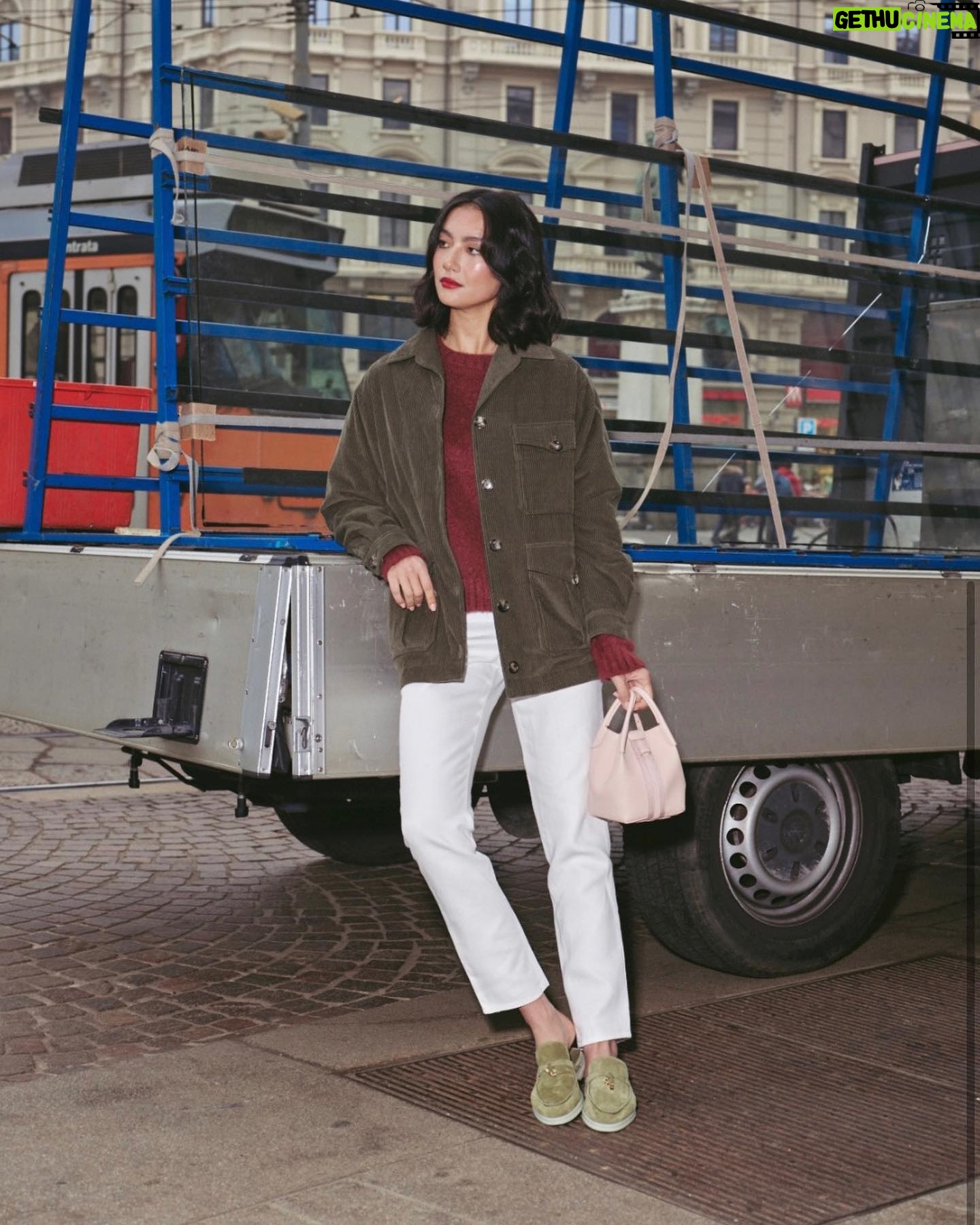 Adeline Rudolph Instagram - Timeless craftsmanship by @loropiana made classic and chic with the new Bale bag 🎀 #LoroPiana #LoroPianaBaleBag #InvitedByLoroPiana