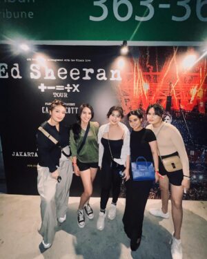 Adila Fitri Instagram - Bingung sama babang ed suaranya gak ngotak bagus bgt. Lari sana sini tapi tetep suaranya masih stabil sampe akhir. Setiap lagu gitarnya selalu ganti hahaha…
@pkentertainment.id juga sukses buat babang konser di jakarta walaupun sempet pindah venue, tapi buat transportasi menuju kesananya juga udah maksimal bgt. Disediain shuttle dari tempat parkir menuju venue. Overall puas banget nonton babang Ed #edsheeraninjakarta2024 #edsheeranconcert