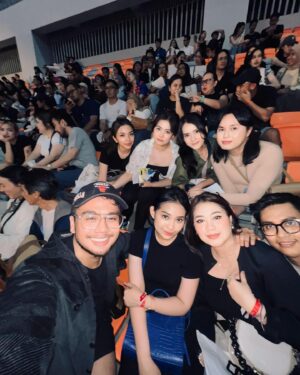 Adila Fitri Instagram - Bingung sama babang ed suaranya gak ngotak bagus bgt. Lari sana sini tapi tetep suaranya masih stabil sampe akhir. Setiap lagu gitarnya selalu ganti hahaha…
@pkentertainment.id juga sukses buat babang konser di jakarta walaupun sempet pindah venue, tapi buat transportasi menuju kesananya juga udah maksimal bgt. Disediain shuttle dari tempat parkir menuju venue. Overall puas banget nonton babang Ed #edsheeraninjakarta2024 #edsheeranconcert
