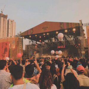 Aditi Saigal Instagram - What a treat with all ma frens 🌟 @jungle4eva will never tire of you, second photo says it all!

(PS: third photo is us asking you to play DROPS)

@lollaindia