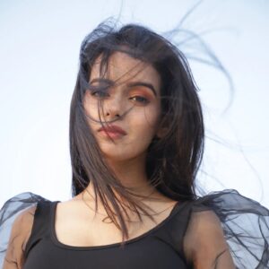 Aditi Sanwal Instagram - Love is in the Hair!!! 🌬🖤

Picture by @mirrorcraftfilms

P.S: when celebs like @neytirii__  make your eyes look glam!

#pictureoftheday #instagood #black #aditisanwal #livelovelaugh #blackbeauty #photoshoot #makeupbyme #eyes #click #aesthetic #pretty #love