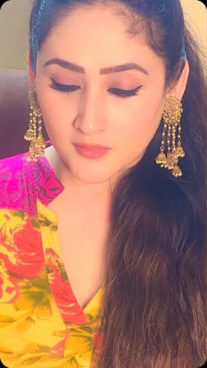 Aditi Sajwan Instagram - Magar Wo aankhein hamaari kahaan se laayega ? ✨💕
#aditireels #romantic #shayari