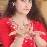 Aditi Sajwan Instagram – Kaese Kahoon….Pagla itna na jaane💕
