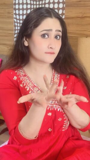 Aditi Sajwan Instagram - Kaese Kahoon….Pagla itna na jaane💕