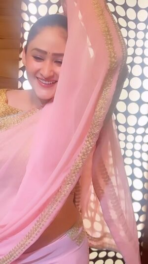 Aditi Sajwan Instagram - My Gulabi Saree !! 😉
#aditireels #gulabisadi🌸💗