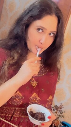 Aditi Sajwan Instagram - Haan , Shaadi Kar Rahi Hoon 😌
#aditireels