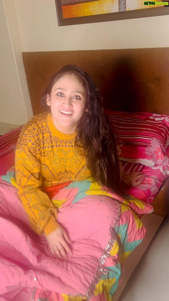 Aditi Sajwan Instagram - Kab poori hogi Neend , Duniya Badalni Hae !! 😂 #aditireels #funny #neendpoorikarnihai