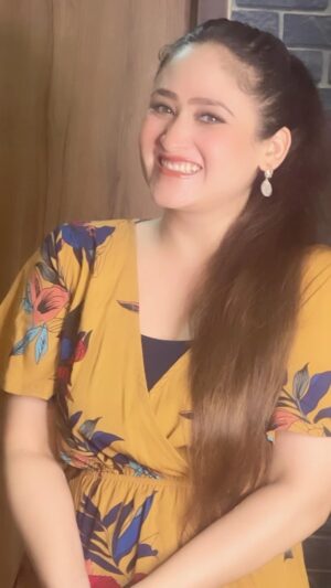Aditi Sajwan Instagram - Baaabuuuuuu😙🥰
#dhoopsebachobaabu #aditireels