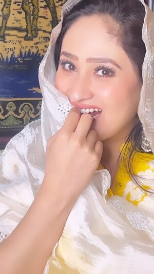 Aditi Sajwan Instagram - Eid Ka Suit Jaldi Bhejo 🙋‍♀️
#aditireels #eid #eidi
