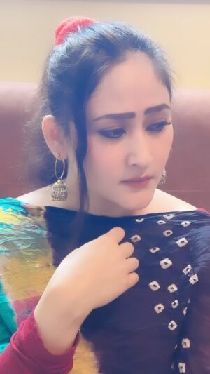 Aditi Sajwan Instagram - Mae uski saari aadatein apna raha tha..💕
#aditireels #romantic #shayari