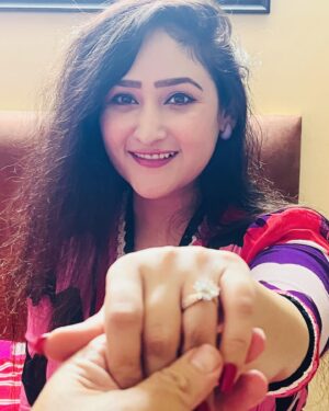 Aditi Sajwan Instagram - You are my best friend @zebkhan36 ,not the diamonds.
But the diamonds are always welcome.😁😘💍💍💍

#onmybirthday #aditisajwan #oggift #mynewdiamond