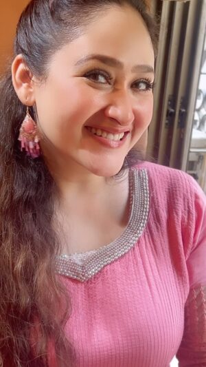 Aditi Sajwan Instagram - Bohot…Thoda bohot💕🤣 
#aditireels
Earings @aviras_jewellery ✨