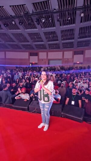 Aditi Singh Sharma Instagram - Thank you IIM #Jammu .. so overwhelmed by your love. ❤️🙏🧿 

Thank you team for putting up an amazing gig, the prime reason for getting so much love. 🔥
@vinit_arora59 
@vinod.vishwakarma 
@moin1824 
@rashid_khan90 
@samriddha_mohanta 
@umedjadeja 
@makeupbyanshu 
@abhijitdey2809 
@isameer_singh 
@paawonb 
@shanemacwan 

#ADTlive #mystagemypeople #teamADT #spreadlove