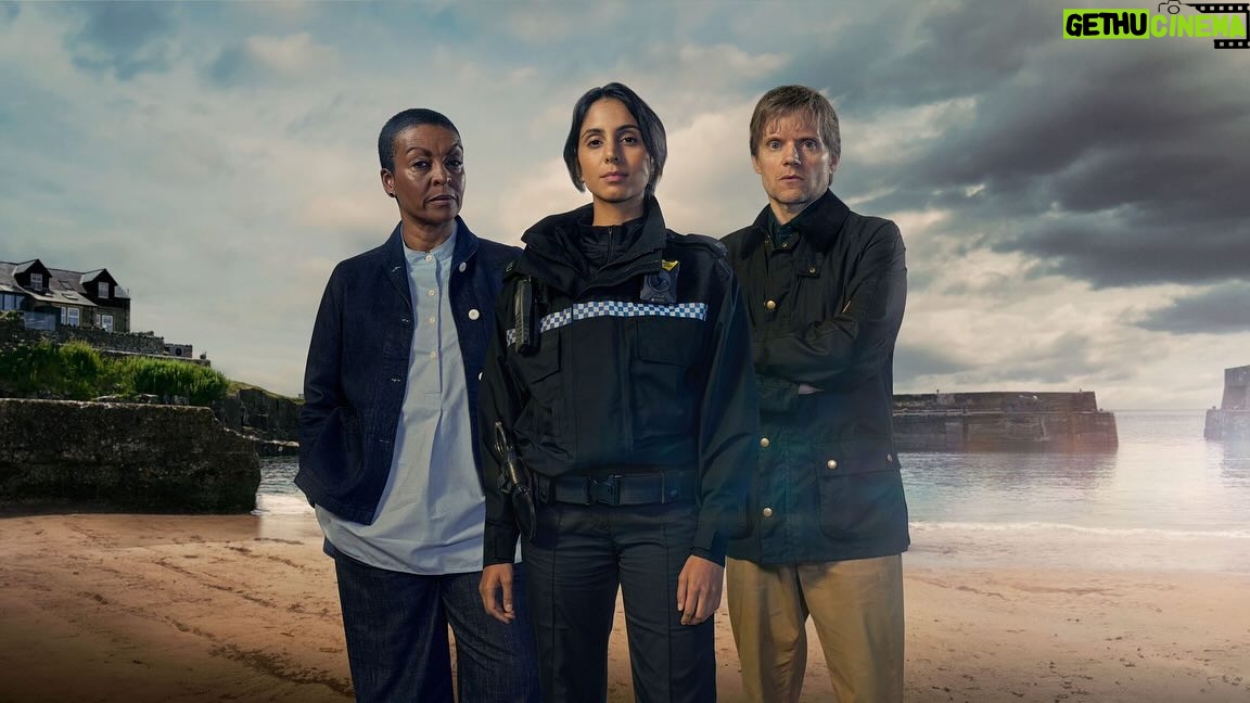 Adjoa Andoh Instagram - Quick! We’re on in 5 minutes!! The Red King starts Tonight!! 24th April at 9pm on Alibi. Stream all episodes on Sky, Virgin, and NOW. #TheRedKing @alibichannel
