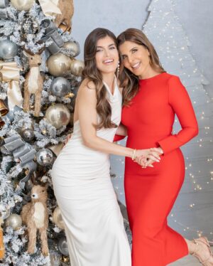 Adriana Cataño Instagram - Feliz Navidad para todos ⭐️🙏🏽🎁 Celebrando el nacimiento del Niño Jesús. Bendiciones ♥️
Merry Christmas everyone. Celebrating the birth of our Lord Jesus Christ. God bless you all ♥️
__________
Photos 📸 @ayanirysphoto 
Adriana 👗 @odalysmarino 
Gabriella 👗 @ohpolly 
#merrychristmas #feliznavidad #lascataño
#adrianacatano #gabriellacatano