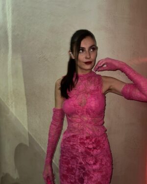 Adriana Ubani Instagram - YA SALIÓ Culpa Mía en @primevideoes ya disponible!!!! No puedo más de contenta porque vaya suerte he tenido encontrando a gente nueva maravillosa y reencontrándome con otra🎀🎀🎀🎀