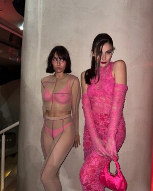 Adriana Ubani Instagram - Culpa mía el 8 de Junio en @primevideo @primevideoes 
Tengo la suerte de haberlo compartido con mi gente de la mano y con mis compañeros que ahora son amigos con todas las letras.
Vestida por mi @whoisloureiro con vestidazo de @georgielastudio y pendientes de @misasuntospendientes 
Vaya resaca emocional… ❤️‍🩹🎀