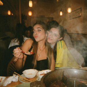 Adriana Ubani Instagram - frío y cosas de música
