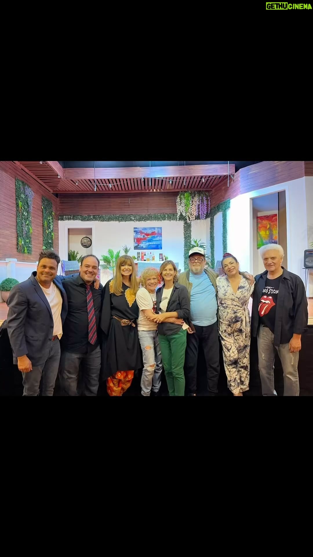 Adriana Salgueiro Instagram - Cuando el talento está arriba y abajo del escenario!!!! Gracias LUIS” PIPO “ LUQUE Y SILVIA KUTICA por venir a visitarnos !!! @mentimequemegusta.teatro . @claribelmedinaok @mariarosafugazotok @matiassantoianni @soyhernanfigueroa @hectorcaloriok . @aldofunesok ♥️