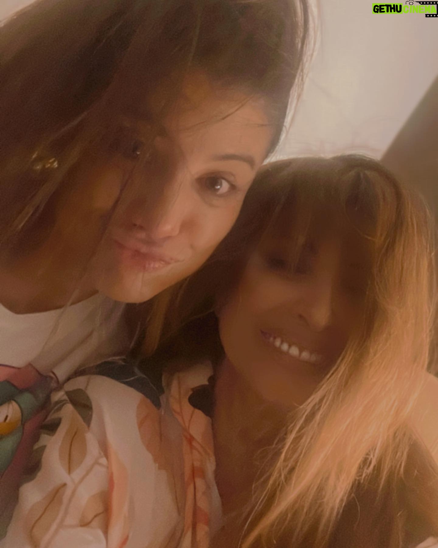 Adriana Salgueiro Instagram - Que manera de divertirnos @moreana19 !!!! Desde los preparativos !!!! Lujo , pijamas , charlas. Te quiero ♥️♥️♥️♥️