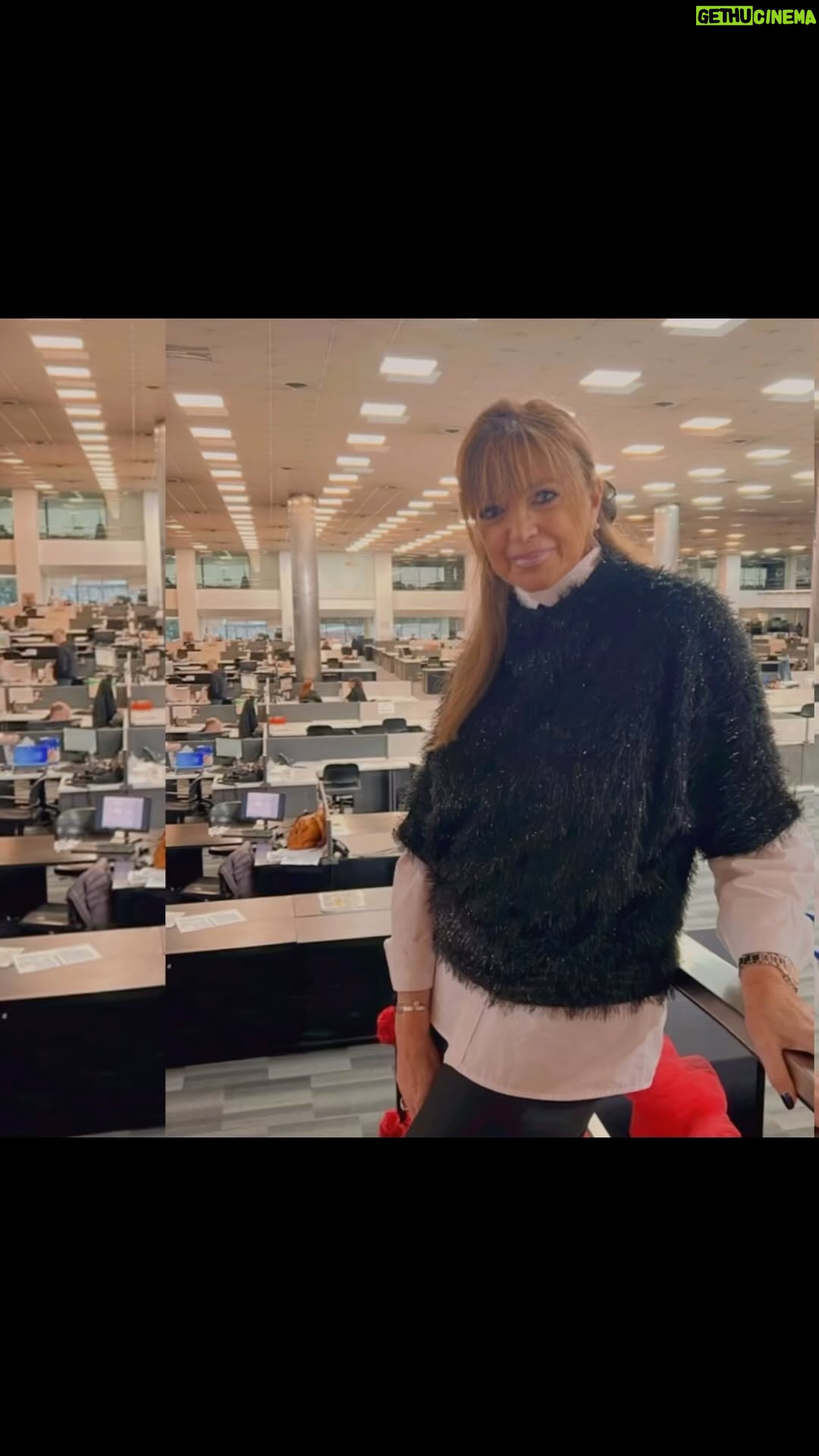 Adriana Salgueiro Instagram - Outfit de hoy !!! Sweater pelo de mono , divino @veramo_buenos_aires #fashionstyle #work #style