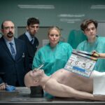 Adriana Torrebejano Instagram - Primera imagen de MUERTOS S.L. la nueva serie de Laura y Alberto Caballero. 🎬 Estamos en pleno rodaje y me moría (ejem) de ganas de contároslo. ⚱️#MuertosSL es una sitcom ambientada en una funeraria. ESTRENO en 2024 para @movistarplus