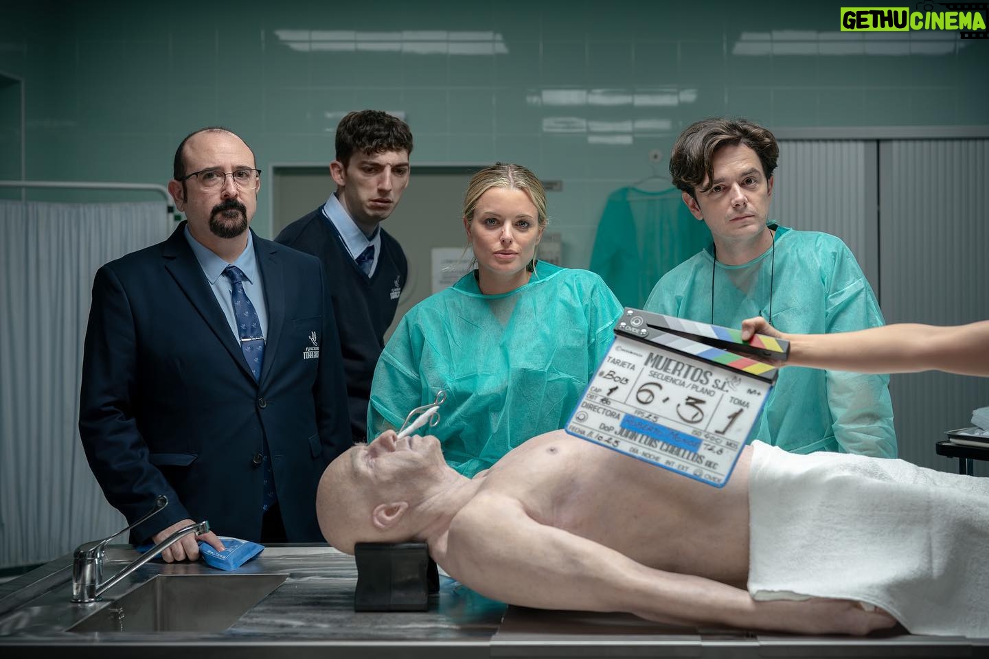 Adriana Torrebejano Instagram - Primera imagen de MUERTOS S.L. la nueva serie de Laura y Alberto Caballero. 🎬 Estamos en pleno rodaje y me moría (ejem) de ganas de contároslo. ⚱️#MuertosSL es una sitcom ambientada en una funeraria. ESTRENO en 2024 para @movistarplus