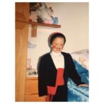 Adriana Torrebejano Instagram - 32 🦄✨ Esa colcha azul era mi favorita, estaba contenta porque era un pagès en ese momento y esos peluches (incluido Curro) eran los que ponía en fila y escuchaban todas mis historias. Nunca se cansaron. Te quiero, mini Adriana.
