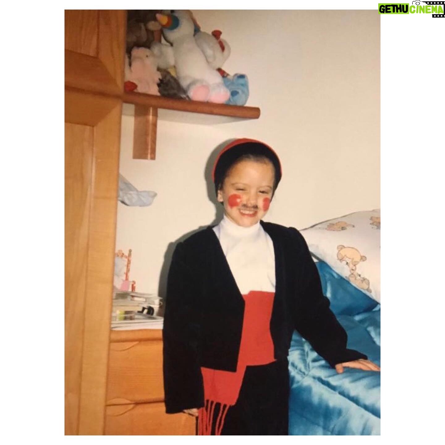 Adriana Torrebejano Instagram - 32 🦄✨ Esa colcha azul era mi favorita, estaba contenta porque era un pagès en ese momento y esos peluches (incluido Curro) eran los que ponía en fila y escuchaban todas mis historias. Nunca se cansaron. Te quiero, mini Adriana.
