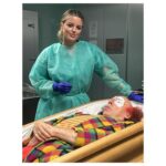Adriana Torrebejano Instagram – ¡Ya tenéis completa la temporada 1 de MUERTOS S.L! 
Esta banda del patio es realmente genial. Se vienen curvas, solo os digo eso 🙂‍↔️✌🏻 
Os dejo making of que es lo que me gusta a mí, ya sabéis. 
#MuertosSL en @movistarplus by @lauracaballero_ @contubernio_producciones