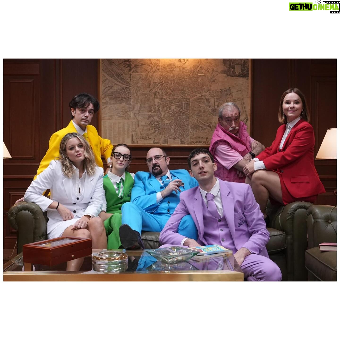 Adriana Torrebejano Instagram - ¡Ya tenéis completa la temporada 1 de MUERTOS S.L! Esta banda del patio es realmente genial. Se vienen curvas, solo os digo eso 🙂↔️✌🏻 Os dejo making of que es lo que me gusta a mí, ya sabéis. #MuertosSL en @movistarplus by @lauracaballero_ @contubernio_producciones