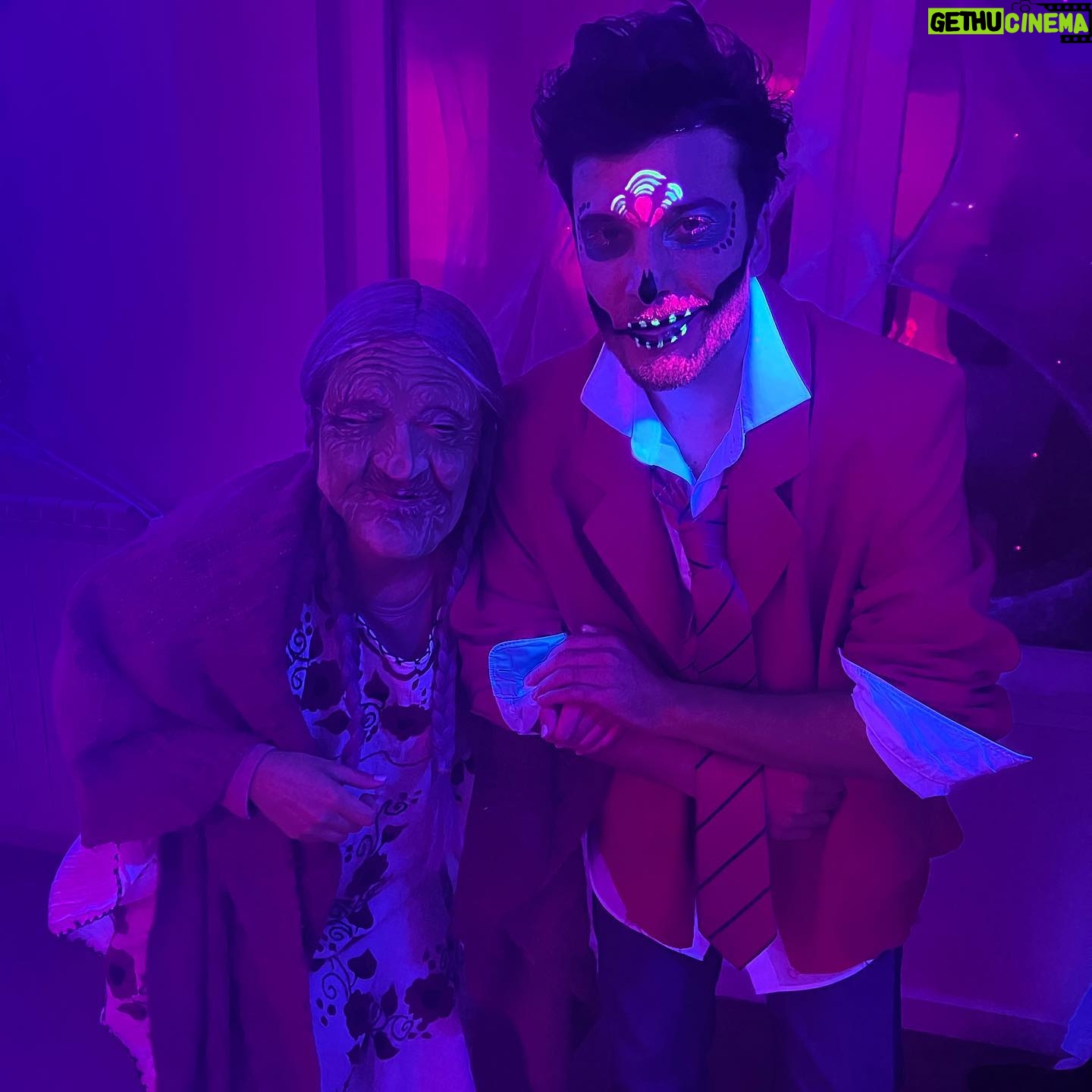 Adriana Torrebejano Instagram - Feliz día de muertos y feliz día, @blascanto_es 🇲🇽💕💀 Mamá coco lo gozó con su nieto favorito y bebió tequila, te quiero un chingo 🌺
