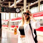 Adriana Torrebejano Instagram – Desconectar y coger un tren a mi ciudad favorita con un @fuzetea_es fresquito. Dos planes diferentes, la fusión perfecta 🙂‍↔️💖 #MadeOfFusion #FuzeTea