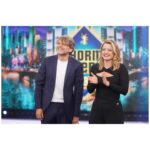 Adriana Torrebejano Instagram - Hoy en el @elhormiguero con @salvareina.chuki 🐜💖🐜 presentando #MuertosSL Gracias @diorbeauty x @marafervi Total look x @guess @ehmoda ✨