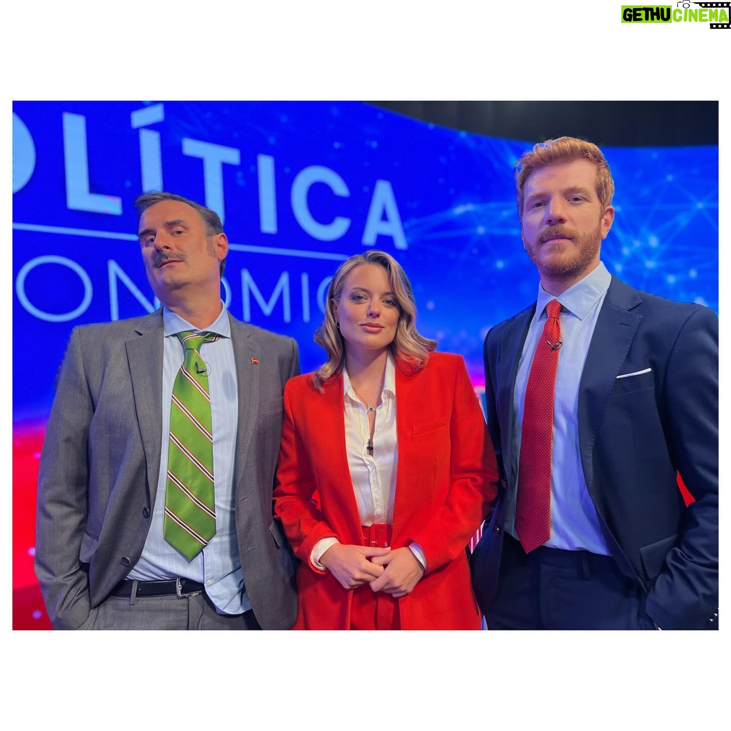 Adriana Torrebejano Instagram - Su poquito de making of para el #DiaDelEspectador 🎬 ¡Gracias por convertirnos en la película española más vista desde su estreno! 💋 Hoy #MiercolesAlCine con #PolíticamenteIncorrectos 💖