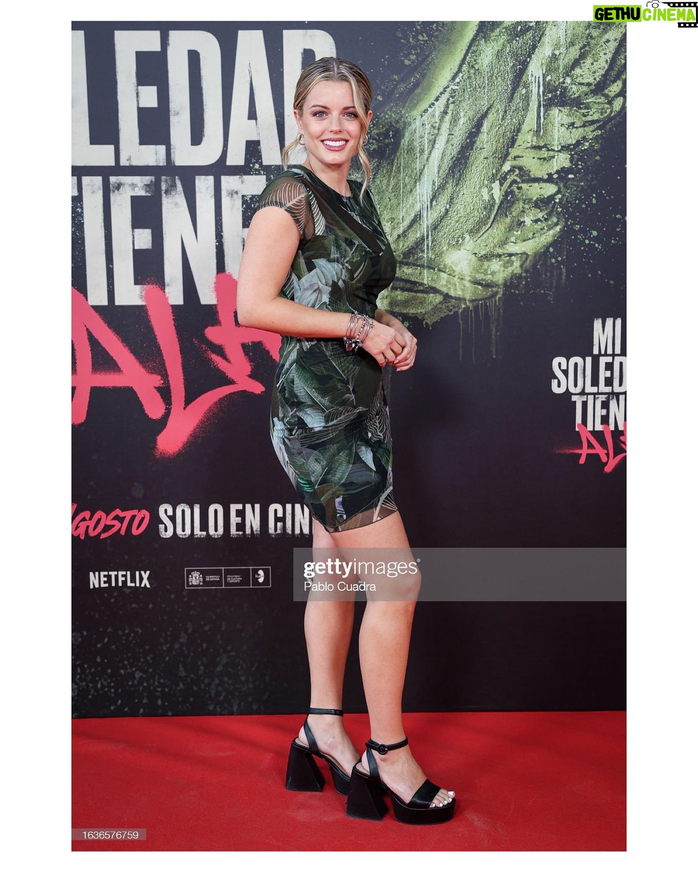 Adriana Torrebejano Instagram - “Mi soledad tiene alas” es una película llena de verdad y alma. La ópera prima de @mario_houses ya está en cines. Id a verla, la mirada y el trabajo de @oscar_casas_ es 🥹 ¡todo el equipo fantástico! Joyas @discoverkidult_es Sandalias @stevemaddenesp Vestido @guess 📸 @pablocuadraphoto