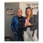 Adriana Torrebejano Instagram - Ayer fuimos a la @laresistencia con #MuertosSL ¡Ya tenéis los capítulos 3 y 4 disponibles en @movistarplus 💖 Le llevamos regalito a @davidbroncano de parte de nuestra funeraria de confianza.