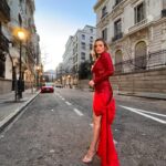 Adriana Torrebejano Instagram - ¡HOY estrenamos en cines “POLÍTICAMENTE INCORRECTOS”. Estoy deseando que vayáis a verla. Yo voy a repetir con mi gente, asique ojalá ver las salas llenas y a vosotrxs en ellas. 🫶🏻 El vestido que me diseñó @silviafernandezatelier fue un sueño. 🎀 No podía ser de otra manera. Un minuto después de hablar con ella ya me mandó un boceto en el que se puso a trabajar. Sólo puedo darte las gracias infinitas a ti y a tu equipo @silvia_fernandez_alvarez, consigues que dentro de tus diseños siga sintiéndome yo 🥹 Los zapatos son de @stevemaddenesp @rockthebrand_agency Pendientes @dimeqmquieres @galleryroomc Las uñitas de @mayka_nailsbeauty 💖 Mi make up de @diorbeauty ✨ x @marafervi 💋 Gracias por cuidar de mi piel y acompañarme siempre en los momentos más importantes.