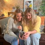 Adriana Torrebejano Instagram - 🌟SORTEO🌟 #Publi @nuriacasasc y @torrebe tienen un reto entre manos: 💡🌟 Ser unas Iluminadas este #BlackFriday. ¿Cuál de las dos aprovechará mejor los beneficios que nos da @MyWaylet al #ConectarEnergías y adquirir tarjetas regalo de diferentes marcas? 🤔🤔 Permanece muy atento a nuestras redes para descubrirlo 😉 Y tú, ¿Qué le regalarías a @nuriacasasc o @torrebe? Cuéntanos en comentarios el regalo perfecto 🎁🎁, podrás optar a 5 premios de 100€ en saldo waylet para ahorrar en tus repostajes, recargas ¡y mucho más! ¡Te leemos! 👀👇 (Consulta las bases legales en el enlace de nuestra bio)