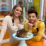 Adriana Torrebejano Instagram - Esta noche es la semifinal de #BakeOffRTVE 🍰 y no podíamos estar mejor acompañados el uno del otro. Somos la familia que se escoge, y celebramos cada día juntos. Qué bonito tenerte cerca después de tantos años. ¡No os lo perdáis! A las 22:50h @torrebe @blascanto_es