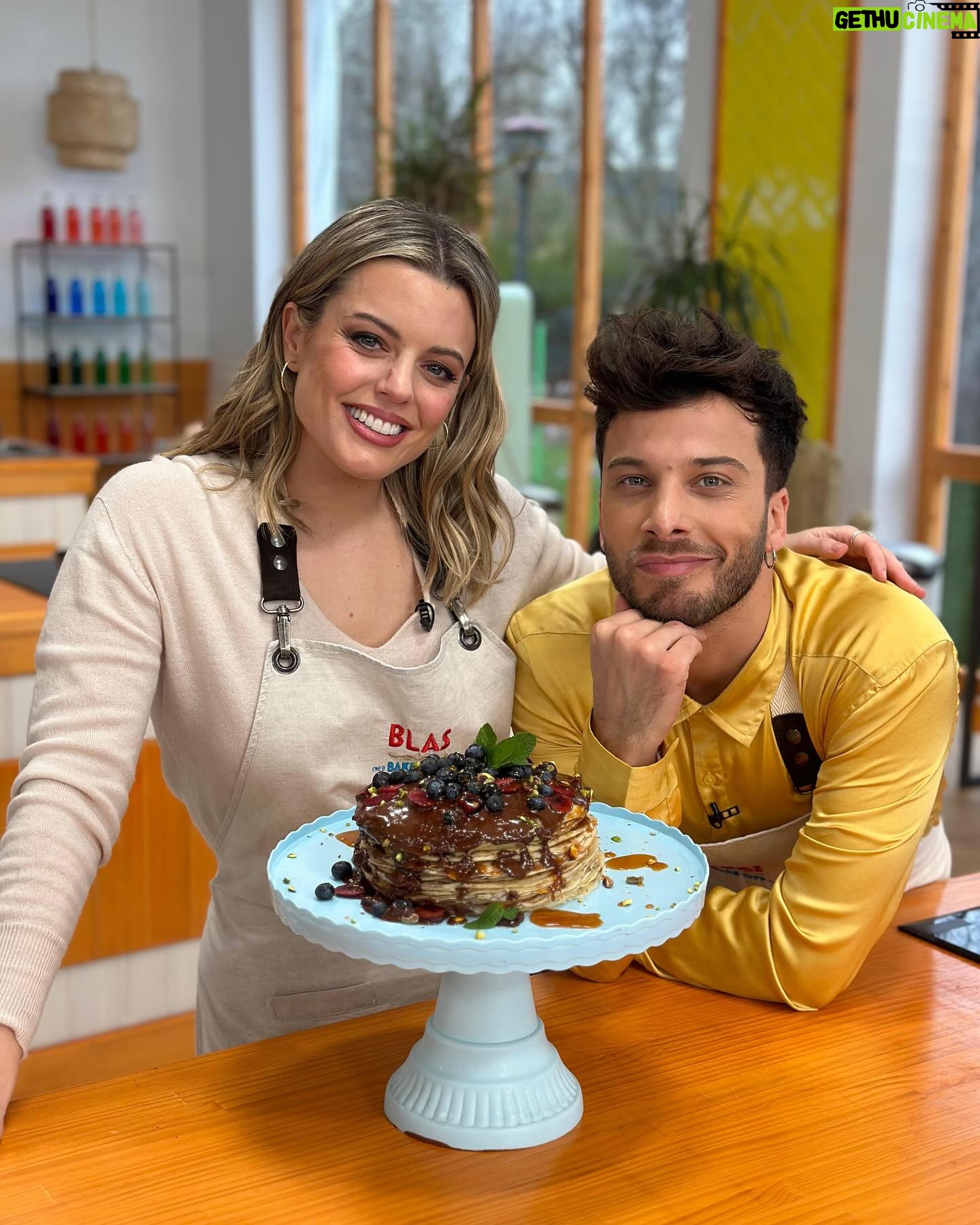 Adriana Torrebejano Instagram - Esta noche es la semifinal de #BakeOffRTVE 🍰 y no podíamos estar mejor acompañados el uno del otro. Somos la familia que se escoge, y celebramos cada día juntos. Qué bonito tenerte cerca después de tantos años. ¡No os lo perdáis! A las 22:50h @torrebe @blascanto_es
