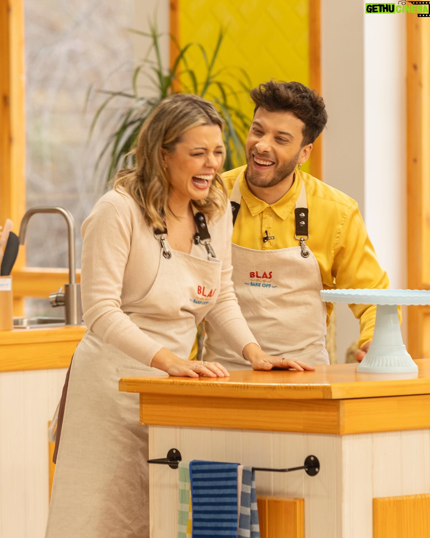 Adriana Torrebejano Instagram - Esta noche es la semifinal de #BakeOffRTVE 🍰 y no podíamos estar mejor acompañados el uno del otro. Somos la familia que se escoge, y celebramos cada día juntos. Qué bonito tenerte cerca después de tantos años. ¡No os lo perdáis! A las 22:50h @torrebe @blascanto_es