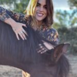 Adriana Ugarte Instagram - Vínculo padres e hijos: Es perfecto como has sido,como eres y como serás.Te amo exactamente como eres.No tienes que ser diferente ni te voy a decir nada que te pueda hacer dudar de tu valor como persona.Vigilo mis palabras.Porque las palabras crean realidades y pueden ser muy peligrosas.No me perteneces,no me debes nada y no espero nada de ti.Eres tú.No la persona que a mí me hubiera gustado ser.Te amo y me hace feliz ver el hombre o la mujer que eres.❤️