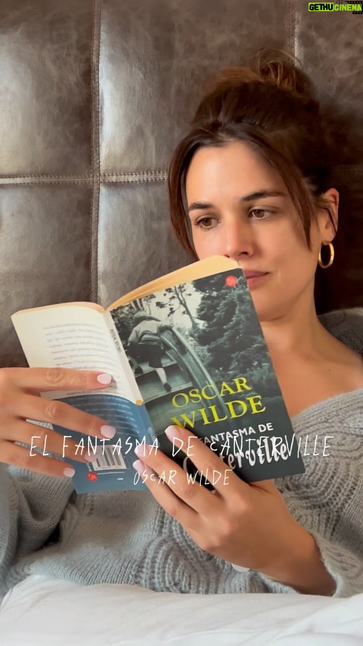 Adriana Ugarte Instagram - 🩷un poquito de mí🩷 Tres libros que recomiendo.¡Siiiiií!!No son actuales!Son atemporales 😉 Una persona muy especial para mí y -ojo!- muy amante de la vida, siempre me decía “Adri,la lectura me salva”. ¡Para los que tengáis curiosidad !!: Toda la ropa que llevo es de @sandroparis @ikksofficial y @guess ( @ehmoda 💝) @elenabeautyalien