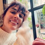 Adriana Ugarte Instagram - ✨Feliz semana✨ A veces es pesado esto de la sonrisa.Lo vivo como una mueca ortopédica.Pero me agarro a ella como a un talismán.Es parte del botiquín de “seguir esforzándome en estar bien”.Y de esta ortopedia resultan tantos beneficios a nivel químico en mi cerebro, que poco a poco,sin dejar de perseverar,las sonrisas espontáneas me sorprenden de vez en cuando. #sigocuidandome 🩷