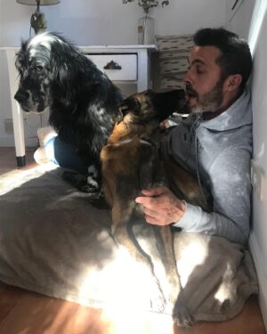 Adriana Ugarte Instagram - Hoy estamos de celebración 👄:
Este pequeñajo,
Que no tiene miedo a nada, 
Con el que puedo ser yo misma,
Siiií,yo misma, 
Al que admiro,
Con el que me siento en casa,
Con el que construyo un hogar cada día,
Que es capaz de hacer hipnosis con todos los seres,
Me ha elegido para caminar a su lado.
Afortunada yo.
Feliz cumpleaños,mi amor.
Te quiero @juanantoniorosagomez ❤️