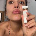 Adriana Ugarte Instagram - Momentos y seres bonitos que han sostenido mi vida estos días de rodaje: -Yamy,la Angelita mágica 🔫 -Las manos suaves de Miguel -Una pareja cósmica -Un regalo que la pareja cósmica me hizo por sorpresa y con lo que yo me embadurné a demanda -La Anunciación del Greco (lo de en medio se llama un Rompimiento de Gloria…-me encanta ❤️- -Un ejemplo de Rompimiento de Gloria:las palmeritas que mi amiga Carol me trae desde el Escorial para que yo me coma en menos de tres minutos -El Rompimiento de Gloria por excelencia:Chotona buscando el lado fresco del apartamento 🌡️