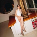 Adriana Ugarte Instagram - Una versión más canaLLa de mi noche y el “cómo se hizo” tremenda coleta 😈❤️‍🔥🤟🏼 @sharonlopez @pronovias @areacg #pronoviasfashionshow @angelacariddi @crissterron @aquazzura @bulgari @lancomeofficial @pablorobledo_co @lorealpro @susarribas @theawakingofstyle (il creatore ❤️‍🔥)