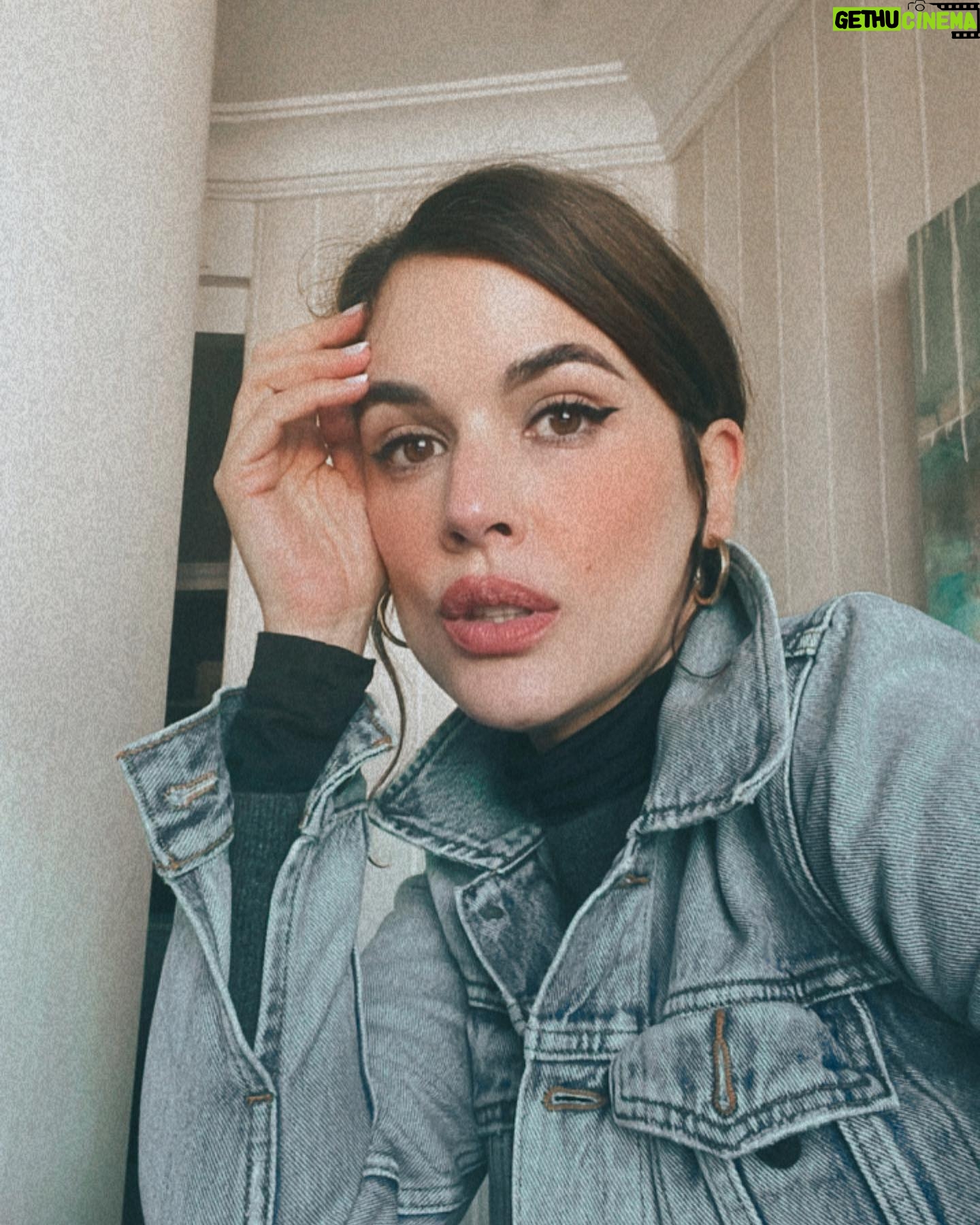 Adriana Ugarte Instagram - Ahí va buena tanda de fotos que me encantan 🌺-me maquilló de lujo @tragacetemakeup y lo aproveché cual ratona jijiji-