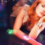 Adriana Ugarte Instagram - Feliz de haber vuelto a fotografiar a @adrianaugarte10 para las fotos de Navidad de @clankmagazine “The Big Bang Christmas” Contando con un equipo excepcional Dirección de Arte y Diseño: #MarioJiménez for @maant_oficial #MUAH : @lucifrede #Estilismo: @sofia_stein and @davidgmiras Asistente de Fotografía: @robertgasco Asistentes de Arte: @danirc79 & Esteban Estudio : @maantstudio Vestido @rubenhernandezcostura_ Botas @almaenpenashoes Pendientes @zara Brazaletes @simorraoficial Te deseo unas Felices Fiestas